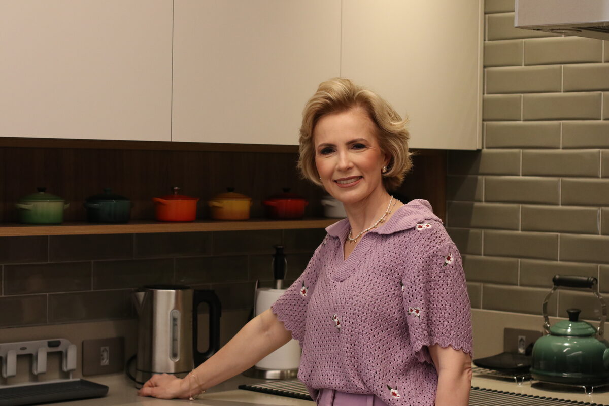 Andrea Biselli na bancada da cozinha